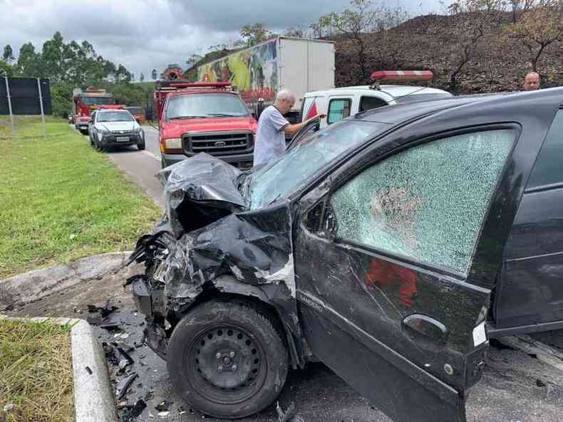 Duas pessoas morreram dentro do Chevrolet Prisma e as trs demais se feriram(foto: CBMMG/Divulgao)
