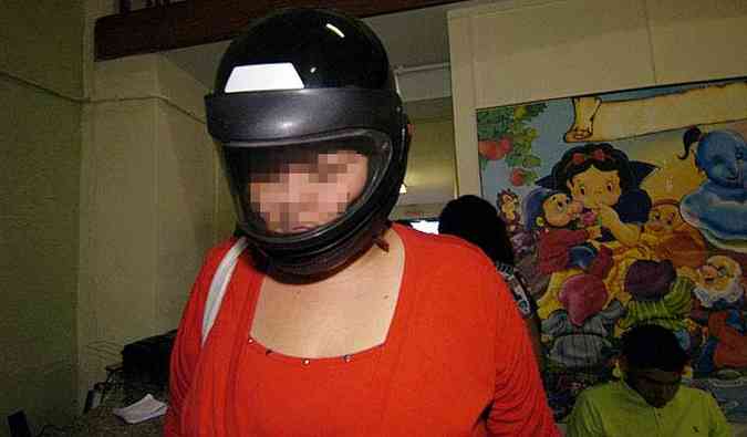 A bab chegou na delegacia com um capacete na cabea para no ser identificada(foto: Cristina Horta/EM/D.A.Press)