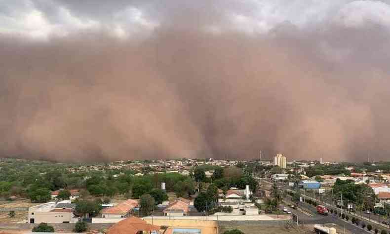 Tempestade de areia atinge cidades do interior de So Paulo 