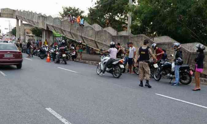 Motoqueiros foram parados e quem transitava sem documento teve veculo apreendido(foto: PMMG/Divulgao)