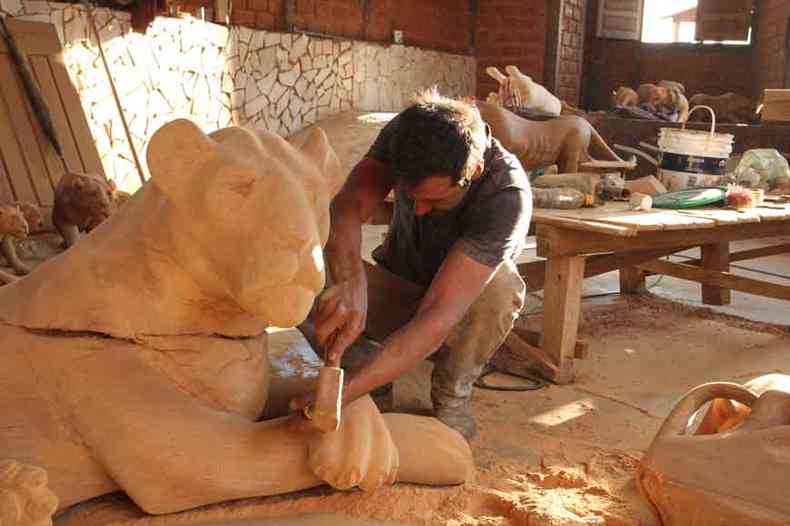A fora e o encanto do artesanato em madeira de Prados mantiveram a demanda por esculturas de artesos como Joo Tiago da Silva(foto: Edsio Ferreira/EM/D.A Press )