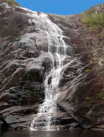 Cachoeira Bonita dentro do parque com 80 metros de queda d' gua (foto: Heber Eller/Divulgao )