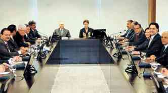 Reunio de Dilma Rousseff com lderes da base aliada, no incio do governo: o Planalto teme perder o apoio de trs partidos (foto: Ronaldo de Oliveira/CB/D.A Press )