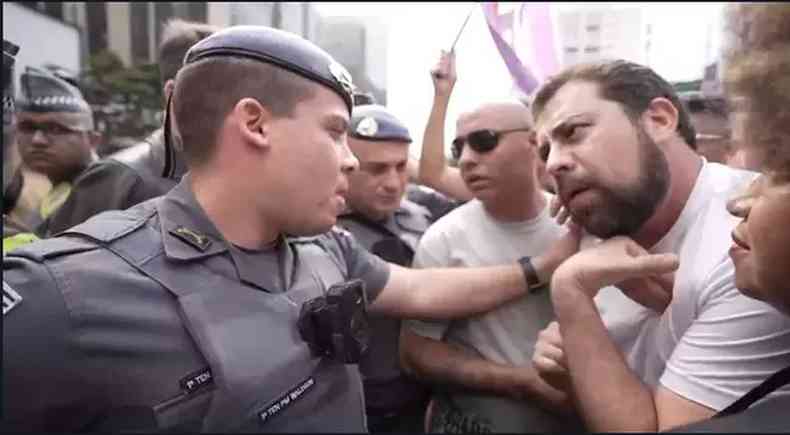 Policial tenta prender Guilherme Boulos
