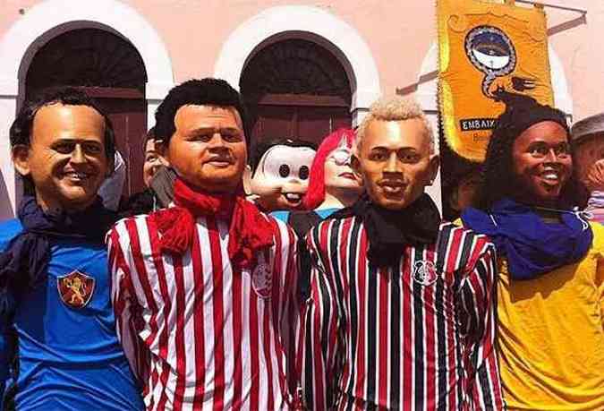 Na frente, os jogadores Magro, Kuki, Caa-Rato e Ronaldinho Gacho. Logo atrs,  possvel ver o boneco da cantora Rita Lee e da personagem Mnica(foto: Reproduo/Instagram Dirio de Pernambuco)