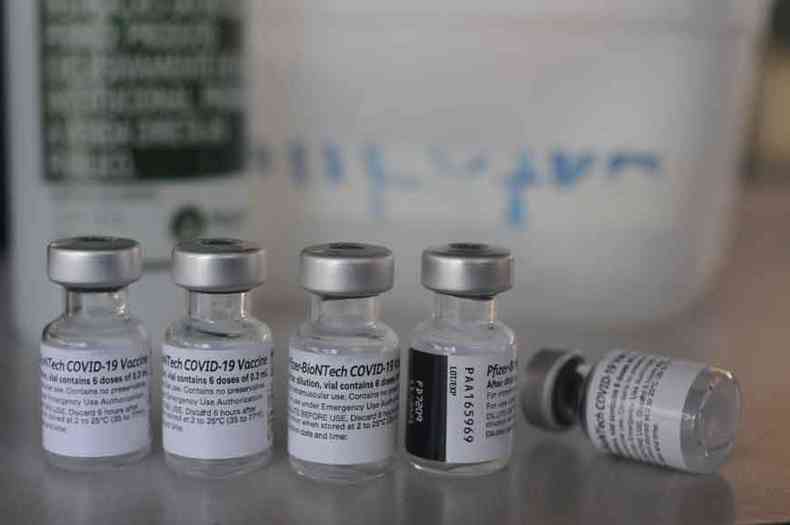 Frascos de vacina Pfizer: imunizante  o nico no pas aprovado para uso em adolescentes e, segundo a Anvisa, no h evidncias que justifiquem suspender a aplicao 