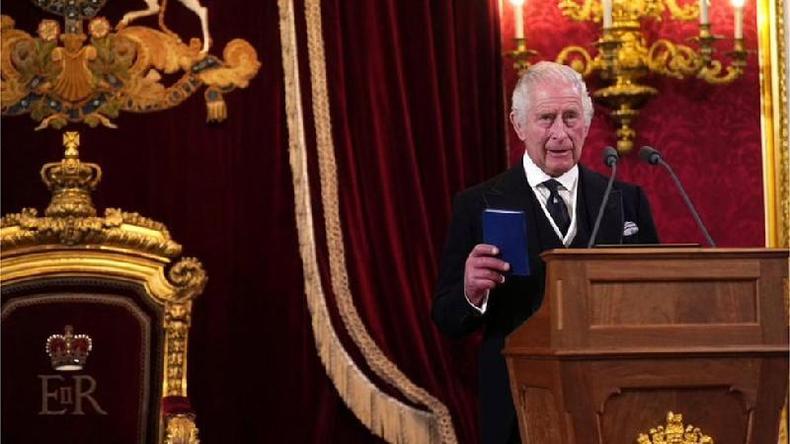 O rei deve se manter politicamente neutro no modelo da monarquia constitucional britânica(foto: Getty Images) O rei Charles durante a cerimônia de proclamação