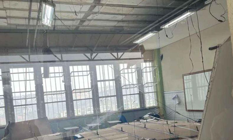 Forro de gesso do teto de sala de aula do 6º desabou na tarde dessa quarta-feira (21/9)(foto: Reprodução/redes sociais) Sala de aula após desabamento do teto