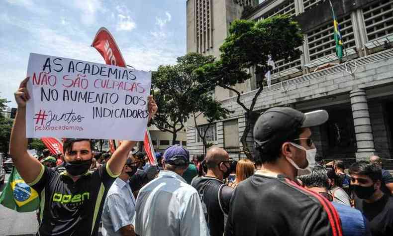 Manifestantes na porta da Prefeitura de Belo Horizonte na manh desta sexta-feira (08/01)(foto: Leandro Couri/EM/D.A Press)