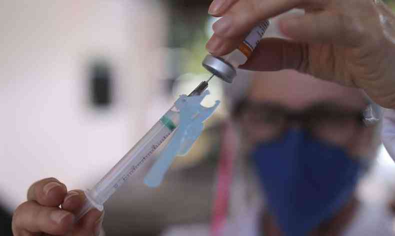 Vacina contra a covid  injetada na seringa 