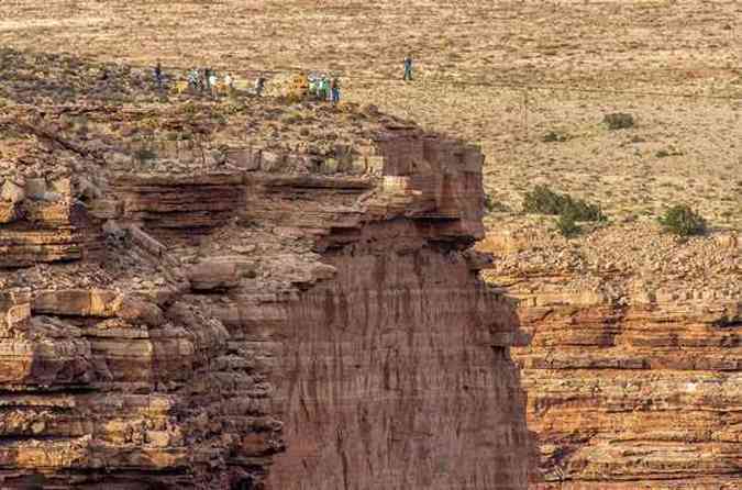 Equilibrista atravessou garganta sobre o rio Little Colorado, no parque nacional indgena Navajo, no Arizona(foto: JOE KLAMAR / AFP)