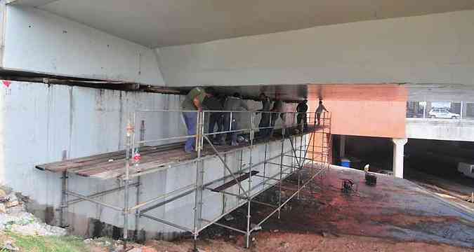 Operrios trabalham na instalao de andaimes para obras no viaduto Gil Gomes(foto: Alexandre Guzanshe/EM/D.A Press)