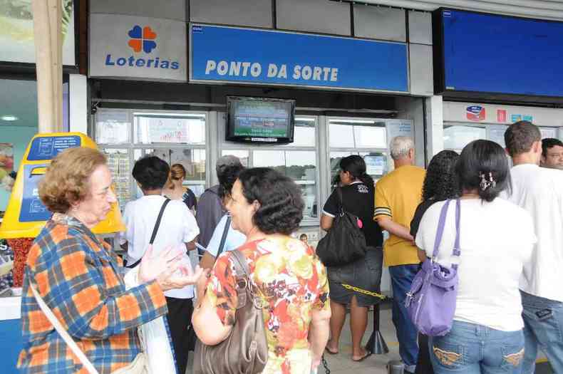 Foto da fachada da lotrica Ponto da Sorte, com muitos clientes