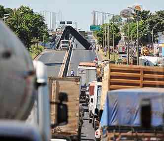 Os dois sentidos da rodovia ficaram interditados(foto: Alexandre Guzanshe/EM/D.A.Press)