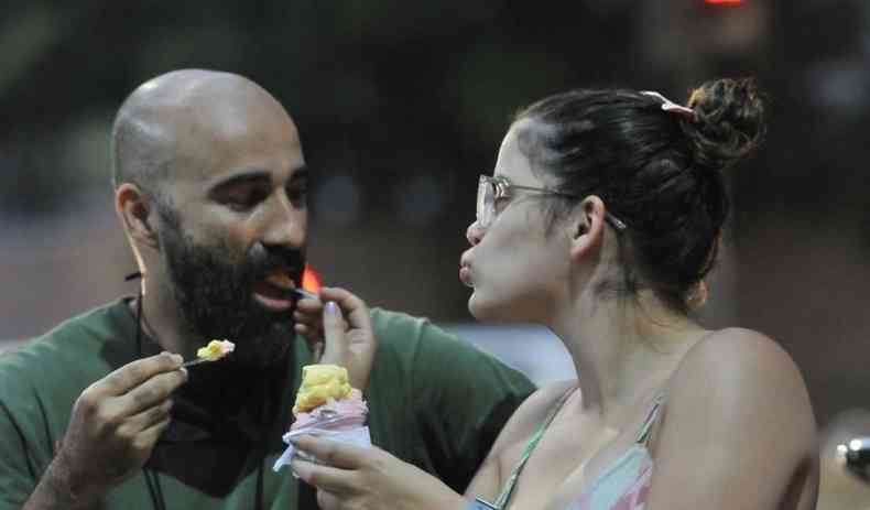 Emanuel Tironi e Maria Luiza Oliveira, tomam um sorvete na So Domingos para espantar o calor