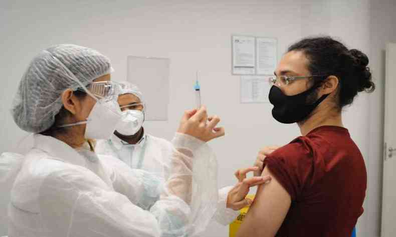 Henrique Magioni, de 27 anos, garante que vai continuar tomando cuidados preventivos da COVID-19, mesmo aps vacinado(foto: Leandro Couri/EM/D.A Press)