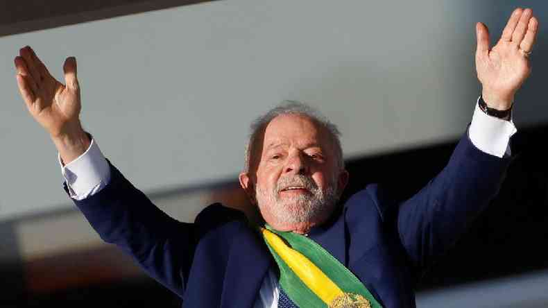 Lula ergue os braos em aceno para o pblico durante sua posse presidencial