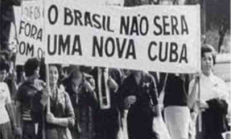 Homens e mulheres com um cartaz 'O Brasil no ser a nova Cuba' 