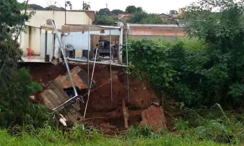 Casa desaba em Uberaba e acabou interditada (foto: Corpo de Bombeiros/Divulgao)