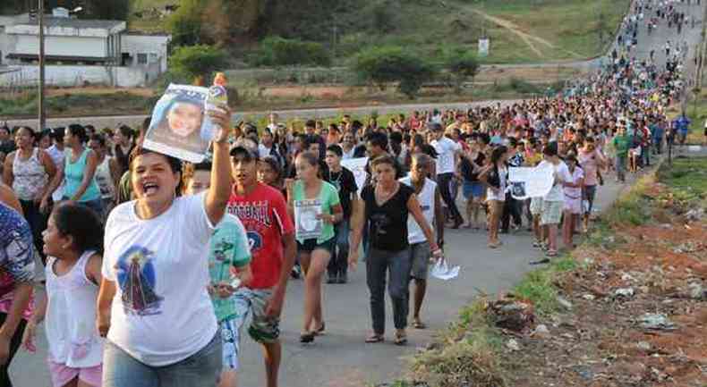 Crime contra criana de 5 anos revoltou a populao de Bom Sucesso, que foi s ruas para protestar(foto: Paulo Filgueiras/EM)