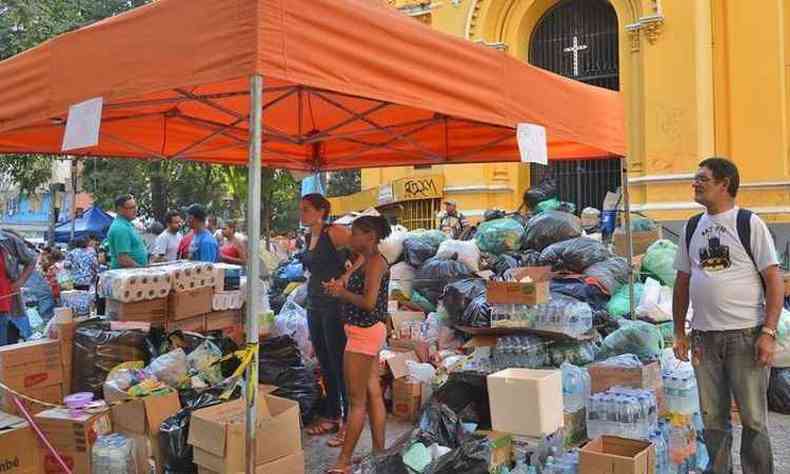 Desabrigados do edifcio Wilton Paes de Almeida, que desabou aps incndio no dia 1 de maio, recebem doaes em frente  Igreja Nossa Senhora do Rosrio dos Homens Pretos, no Largo Paissandu(foto: Rovena Rosa/Agncia Brasil)