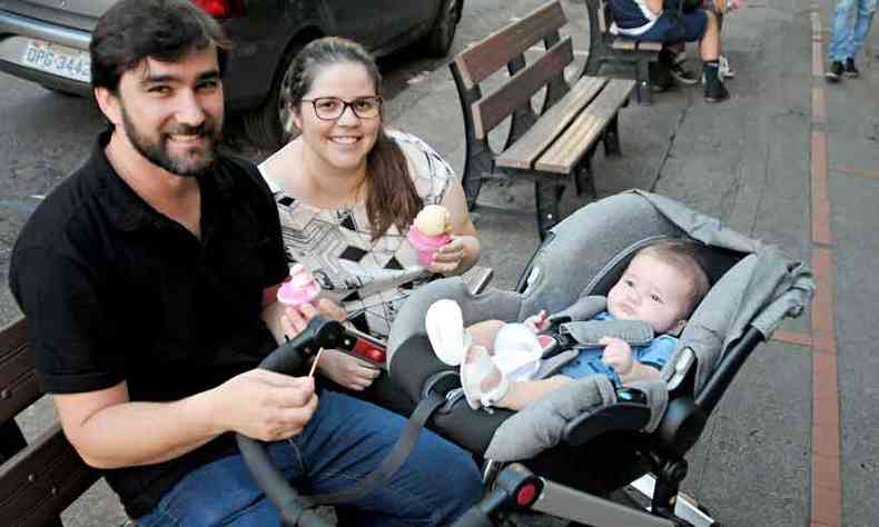 Cristiane e Alberto apelaram para o sorvete e reclamam dos efeitos do clima sobre o beb Mateus: 'No consegue dormir', contou a mulher(foto: Tlio Santos/EM/DA Press )