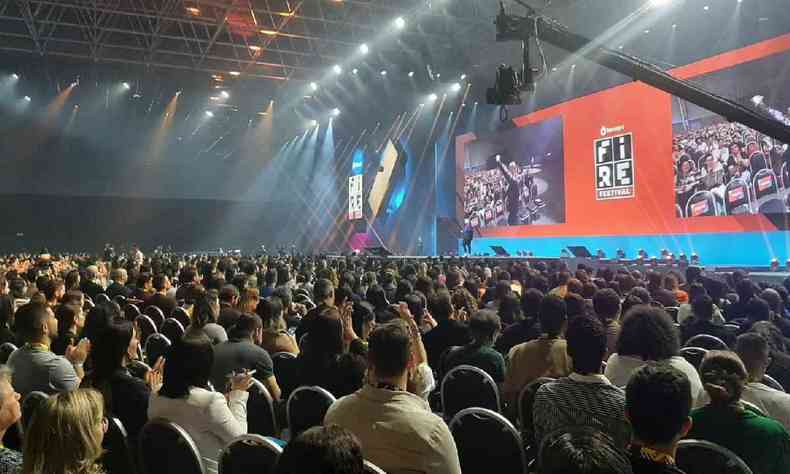 foto geral com grande pblico vendo palco do FIRE Festival 2022 em BH