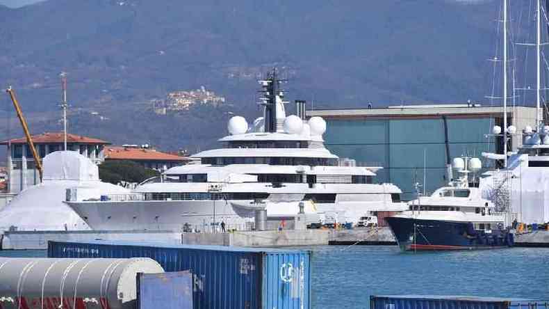 Scheherazade, um dos maiores e mais caros iates do mundo supostamente ligados a bilionrios russos, est atracado no porto da pequena cidade italiana de Marina di Carrara, Itlia, em 23 de maro de 2022.