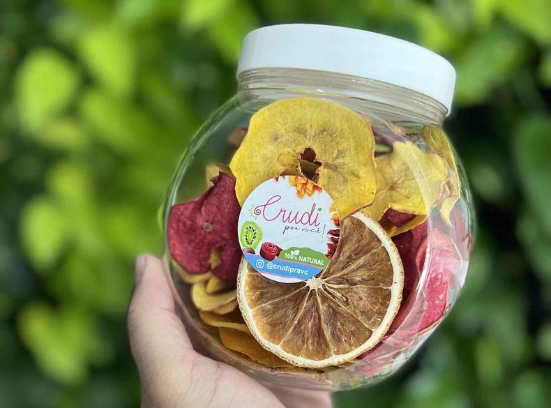 As frutas desidratadas chamam a atenção pelo colorido, aroma convidativo e crocância(foto: Fábio Gomides/Divulgação) pote com frutas desidratadas crudi