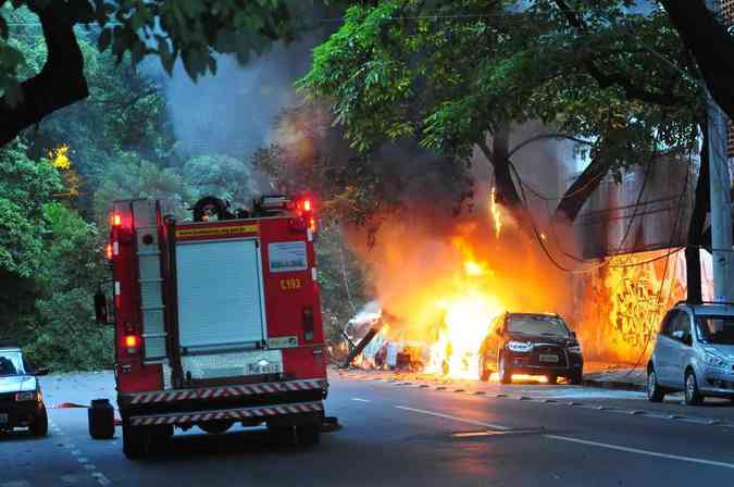 rvore cai sobre poste e provoca incndio a carros estacionados na Rua So Paulo, no Bairro LourdesGladyston Rodrigues/EM/DA Press