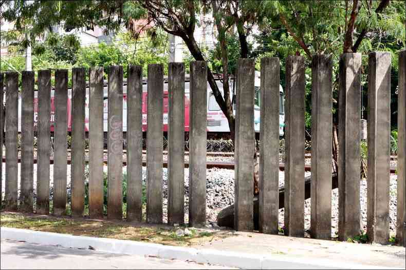 Colunas de concreto cadas permitem a entrada na zona de domnio de ferrovias que se estende ao lado de pista de caminhada s margens do Arrudas (foto: Fotos: Edsio Ferreira/EM/D.A Press )