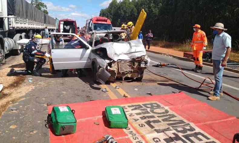 Carro teve a frente completamente destruda por causa do acidente(foto: Divulgao/Corpo de Bombeiros)