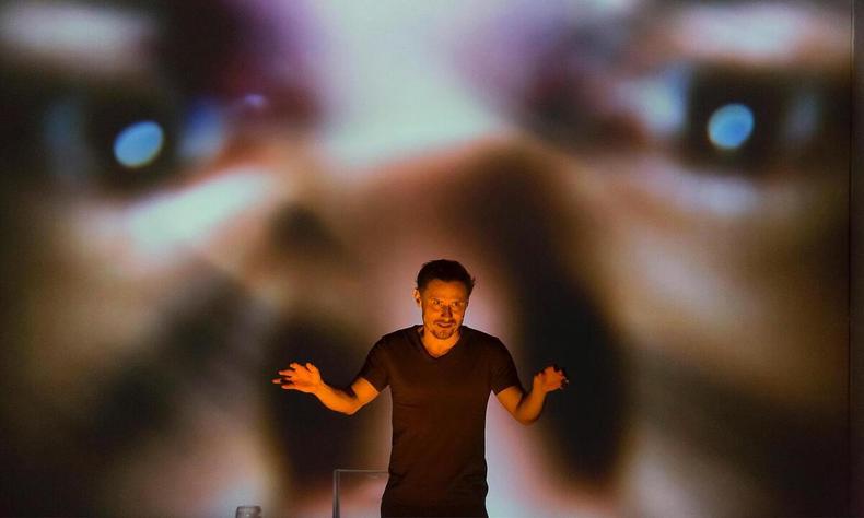 Enrique Diaz no palco em cena da pea Cine Monstro
