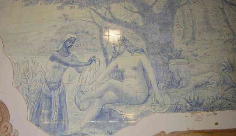 Imagem em azulejos na atual fonte retrata Beja tomando banho na Fonte da Jumenta junto  sua escrava preferida, Severina