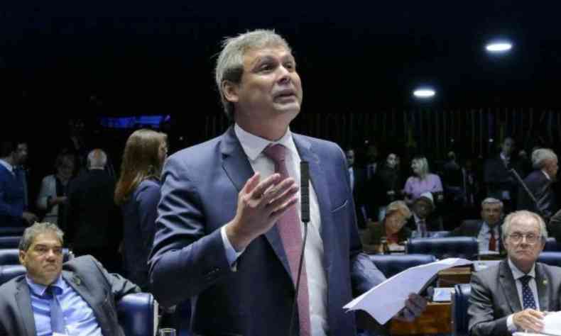  deputado federal Lindbergh Farias falando ao microfone. ele  um homem branco de cabelos grisalhos, gesticula com a mo e usa terno