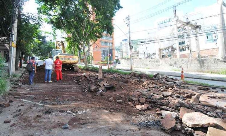 In�cio das obras de reconstru��o da pavimenta��o da Avenida M�rio Werneck(foto: Jair Amaral/EM/DA Press)