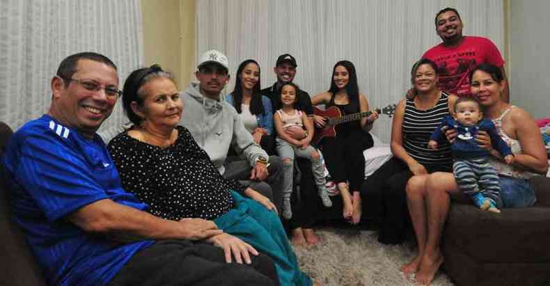 Marco Aurélio ao lado da esposa, Maria Aparecida, que também se recuperou da COVID-19, já em casa com toda a família(foto: Túlio Santos/EM/D.A Press )
