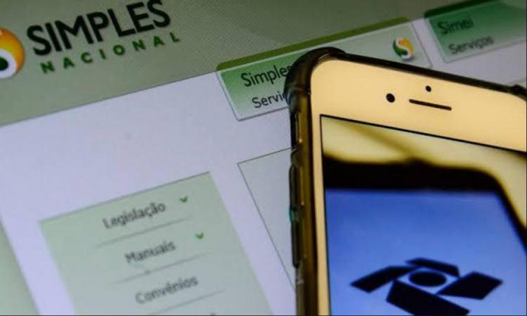 Imagem de um celular com o site da Receita Federal