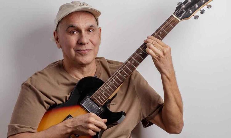 Telo Borges toca violo