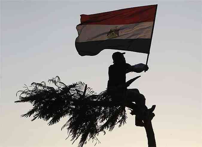 Muitos manifestantes defendem a pena de morte para o presidente deposto, Mubarak (foto: REUTERS/Amr Abdallah Dalsh )