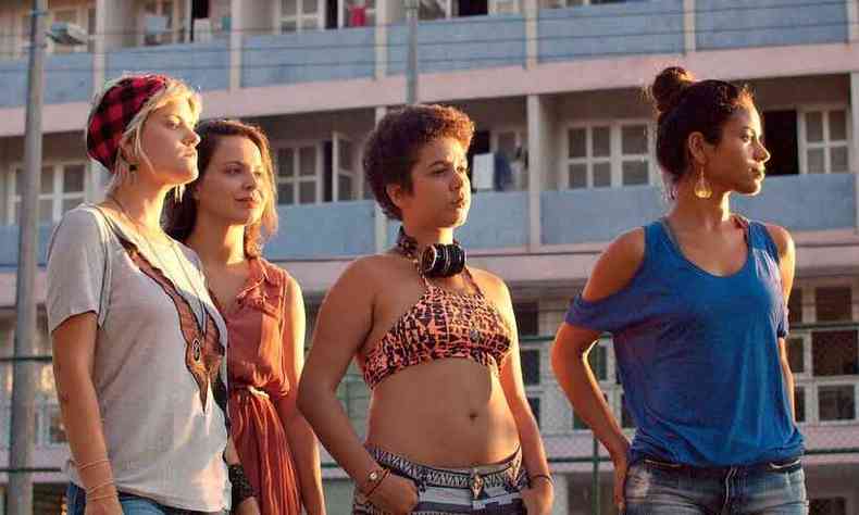 As atrizes Larissa Goes, Amanda Freire, Lua Martins e Ariza Torquato de p, ao ar livre, com o sol poente, em cena de 'meninas do benfica'