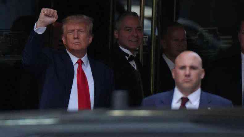 Trump erguendo o brao em sinal de vitria 