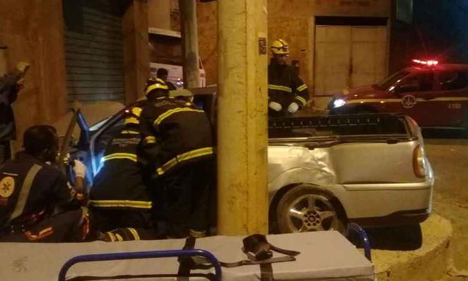 Carro atingiu o muro de um prédio(foto: Corpo de Bombeiros/Divulgação) Carro atingiu o muro de um prédio(foto: Corpo de Bombeiros/Divulgação)