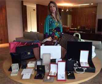 A empresria Elaine Picchioni e algumas de suas joias e bolsas: preos vo de R$ 800 a R$ 20 mil em mdia(foto: Arquivo Pessoal)