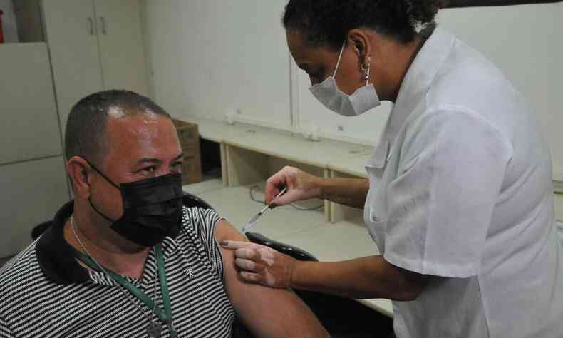Homem recebe vacina contra a covid-19