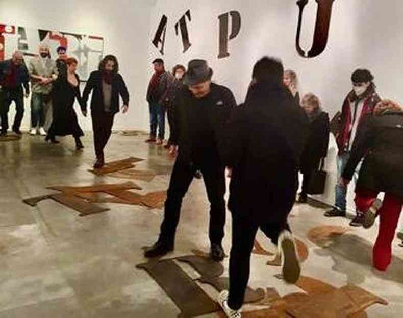 O artista João Diniz e convidados realizam a performance 'Avantypus', na abertura da mostra 
