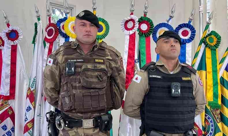 Imagem mostra dois policiais militares com a cmera no uniforme