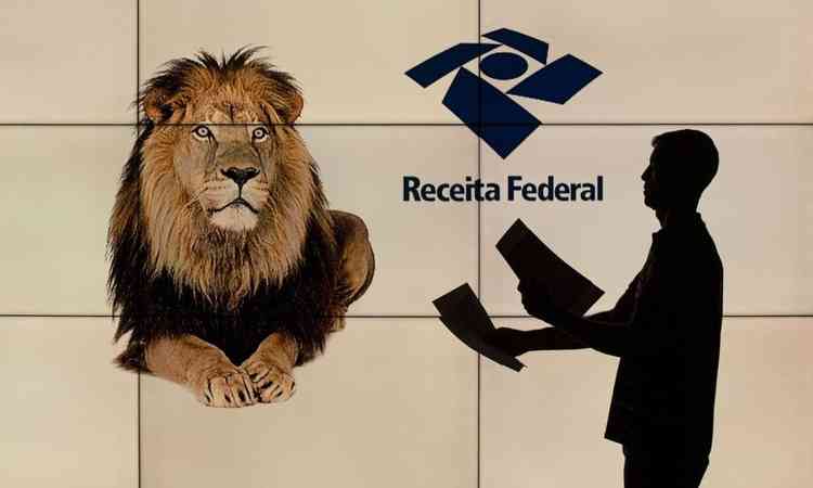 Foto mostra painel da Receita federal com um leo e uma pessoa com papis nas mos
