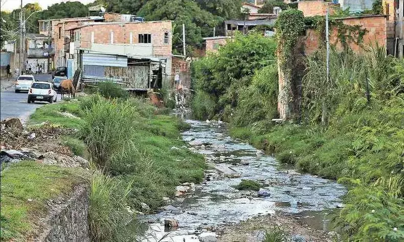Bairro da Regio Norte de Belo Horizonte sem saneamento bsico: praticamente metade da populao brasileira no tem acesso  coleta de esgoto