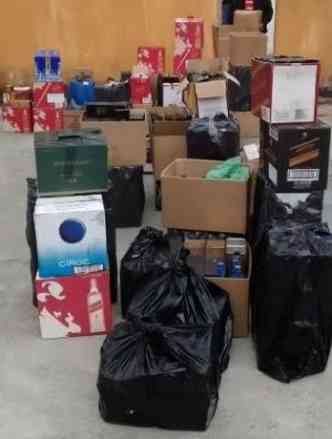 Diversas garrafas foram apreendidas na casa no Bairro Caiara(foto: Polcia Civil/Divulgao)